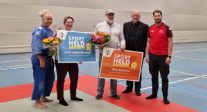 V.l.n.r. Trainer Natasja Meijer, Arieta Lubbers, Gerrit Benjamins, wethouder Joop Slomp, buurtsportcoach Glenn van Laar.