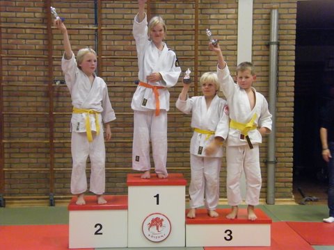 judo 56. 1e Mayke - 2e Thijs - 3e Jeroen - 3e Olav